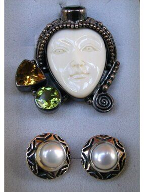Sajen Moon Faced Pendent with Pearl Earrings